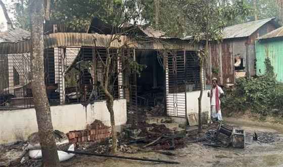 বর্ষবরণ মোটিফ নির্মাতা মানবেন্দ্র ঘোষের বাড়িতে আগুন