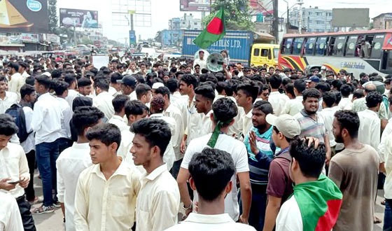 বরিশালে সড়ক অবরোধ করে শিক্ষার্থীদের বিক্ষোভ