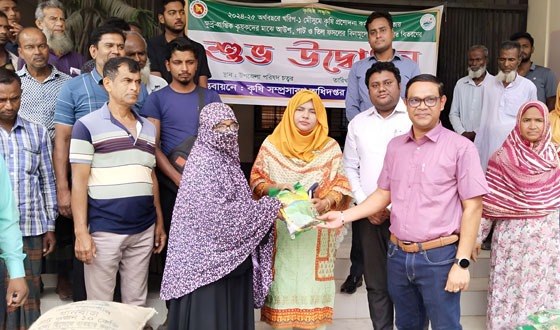 ধামইরহাটে ৩ হাজার কৃষকের মাঝে কৃষি প্রণোদনা বিতরণ