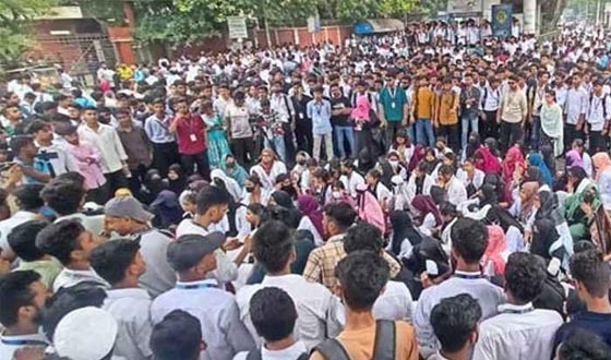 পলিটেকনিক শিক্ষার্থীদের ৬ দফা দাবিতে সাতরাস্তায় অবরোধ, রাজধানীতে তীব্র যানজট