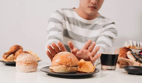 গরমে এড়িয়ে চলবেন যে ৮টি খাবার