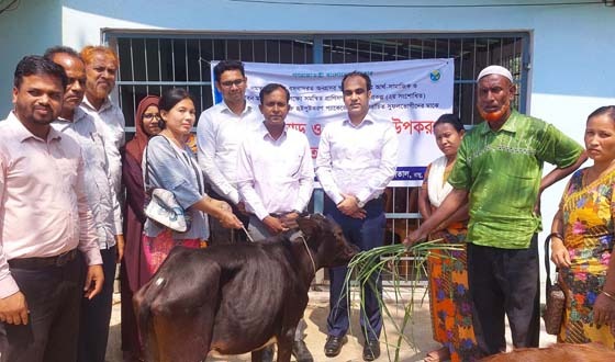 রামুতে অনগ্রসর ক্ষুদ্র নৃ-গোষ্ঠিকে বকনা ও ষাড় বিতরণ