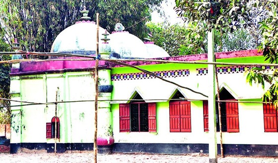 দূর-দূরান্তের মানুষ সাড়ে ৪০০ বছরের মসজিদে নিয়ে আসে মানত