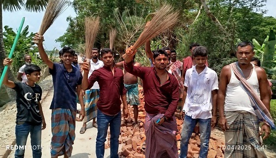 তালতলীতে নিম্নমানের ইট দিয়ে সড়ক নির্মাণ করায় ঝাড়ু মিছিল