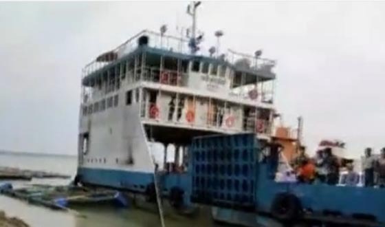সুজানগরে ফেরী নিয়ন্ত্রণ হারিয়ে ভাসমান মাছের খাঁচার উপর