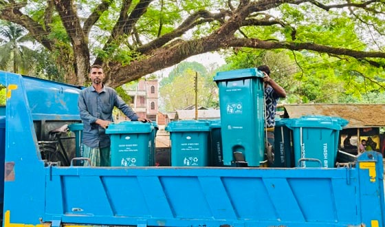 কালীগঞ্জে পরিচ্ছন্ন পৌরসভা গড়তে ডাস্টবিন বিতরণ