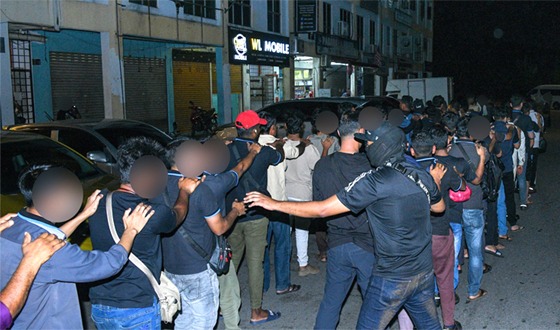 মালয়েশিয়ায় ১৬৫ বাংলাদেশিসহ ৫০৬ অভিবাসী আটক