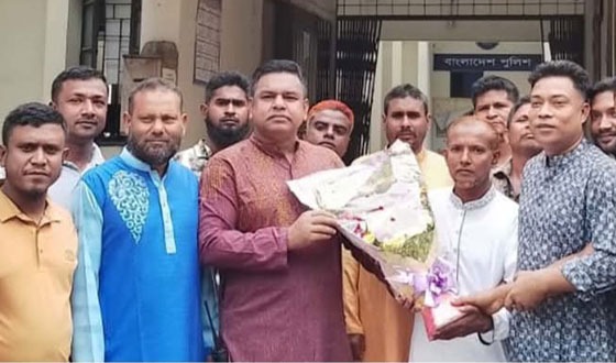 গাবতলী মডেল থানার ওসিকে তরুণ প্রজন্মদলের ফুলেল শুভেচ্ছা