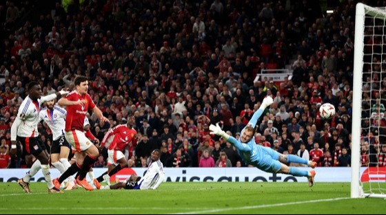 শেষ মুহুর্তের নাটকীয়তায় সেমিতে ইউনাইটেড