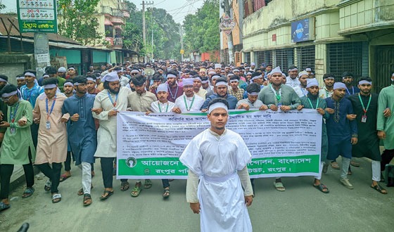 রংপুরে কাফনের কাপড় মাথায় বেঁধে পলিটেকনিক শিক্ষার্থীদের মিছিল