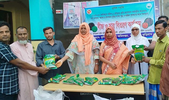 ফুলবাড়ীতে বিনামূল্যে ২০০ কৃষকের পাটবীজ ও সার বিতরণ