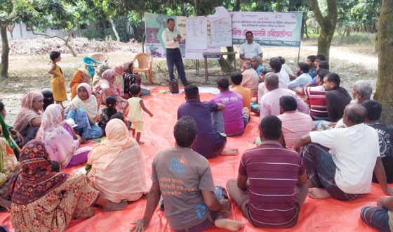পলিথিন শিটেই শ্রেণিকক্ষ, আধুনিক কৃষিতে দক্ষ হচ্ছেন কৃষক