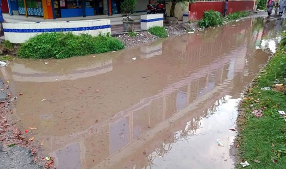 অভয়নগর সড়কে বৃষ্টি হলেই জলাবদ্ধতার সৃষ্টি; এলাকাবাসীর দুর্ভোগ