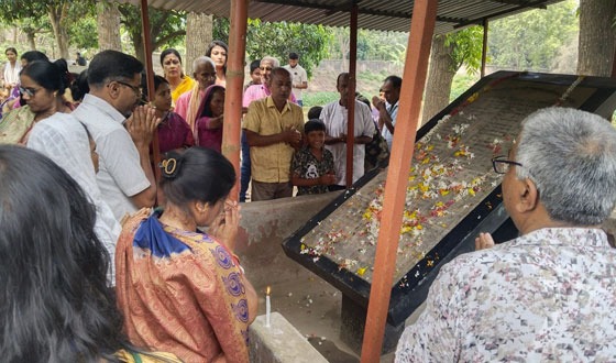 গোমস্তাপুরে মুক্তিযুদ্ধে নিহতের স্মরণে পুষ্প অর্পন