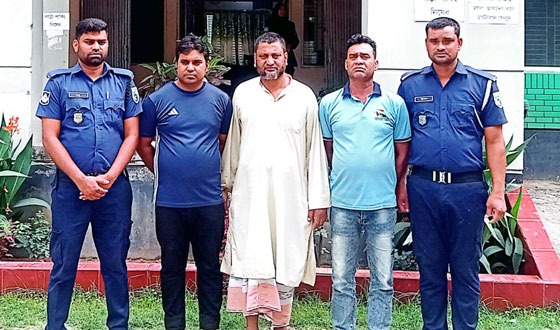 ফুলবাড়ীতে বিএনপি’র মিছিলে ককটেল হামলা, আ’লীগের তিন নেতা গ্রেপ্তার