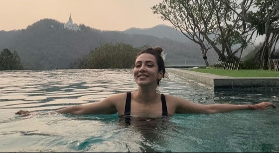 সুইমিংপুলে থেরাপি নিচ্ছেন মিম!