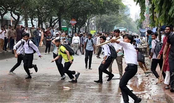 ঢাকা কলেজ ও সিটি কলেজ শিক্ষার্থীদের সংঘর্ষে উত্তাল সায়েন্স ল্যাব এলাকা