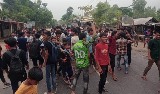 পবিত্র ভূমি মদিনাকে নিয়ে কটুক্তি, শাস্তির দাবিতে সড়ক অবরোধ
