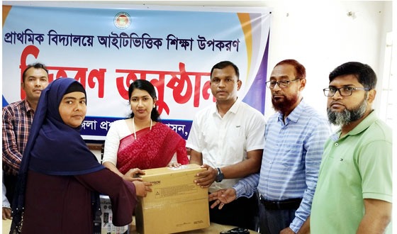 চরভদ্রাসন চরাঞ্চলের স্কুলে আইটিভিত্তিক শিক্ষা উপকরন বিতরন