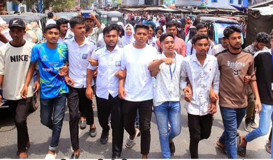 গাবতলীতে এইচ এস সি পরীক্ষা কেন্দ্র'র দাবীতে শিক্ষার্থীদের বিক্ষোভ মিছিল