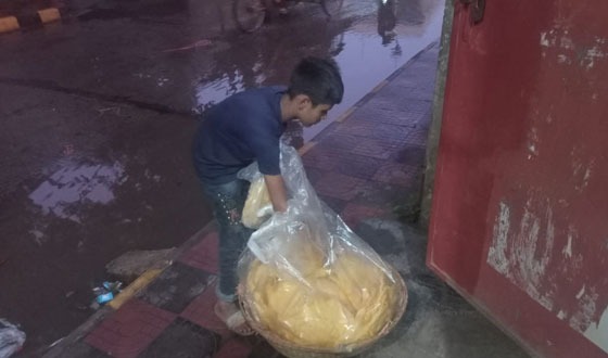 মাত্র ১২ বছর বয়সেই আলিফের কাঁধে সংসারের ভার