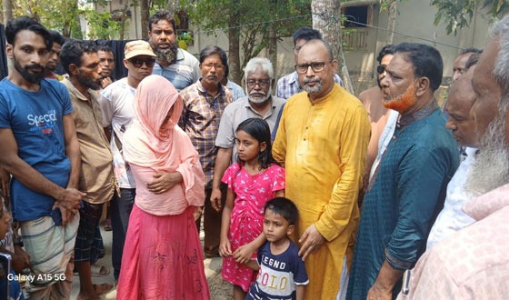 চাটমোহরে বিদ্যুৎস্পৃষ্টে নিহত নির্মাণ শ্রমিকের বাড়িতে রাজা