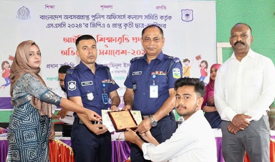 শেরপুরে কৃতি ছাত্র-ছাত্রীদের আইজিপি শিক্ষাবৃত্তি প্রদান