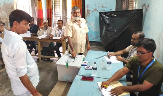 উৎসবের আমেজে ভোটাধিকার প্রয়োগ করছেন ব্যবসায়ীরা