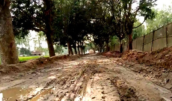 রাস্তার নির্মান কাজ শেষ না করেই ঠিকাদার উধাও