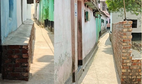 বগুড়ায় পৌরসভার রাস্তা দখল করে সীমানা প্রাচীর নির্মাণ