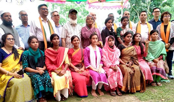 কমলগঞ্জে পাত্রখোলা চা বাগানে ১০ জন নারীদের তাঁত মেশিন বিতরণ