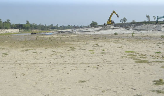 কাহারোলে ঢেপা নদী থেকে অবৈধ ভাবে ড্রেজার দিয়ে বালু উত্তোলন