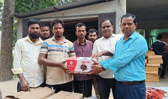 ভূঞাপুরে গরু মোটাতাজা করণ সমিতির মাধ্যমে  বিভিন্ন উপকরণ বিতরণ