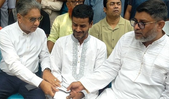 ভালুকায় তারেক রহমানের পাঠানো অর্থিক সহায়তা পেলেন নিহত জাহিদুলের পরিবার