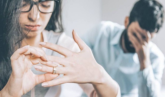 সম্পর্ক ভাঙনের পূর্বাভাস দেয় যেসব ছোট লক্ষণ