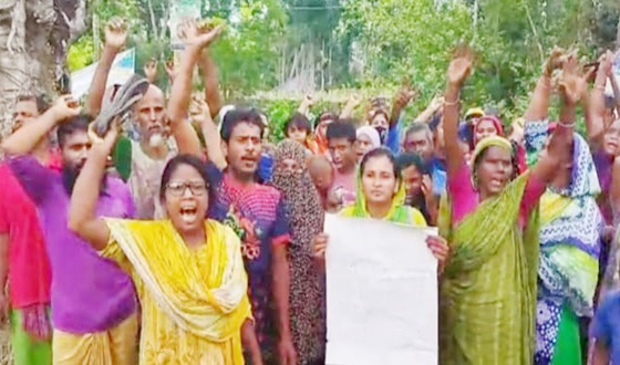 ওসি ও দারোগার বিরুদ্ধে মামলা, প্রতিবাদে গ্রামবাসীর বিক্ষোভ