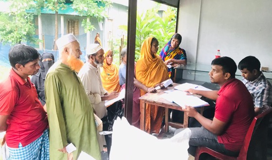 টাঙ্গাইলে ওএমএস’র কেন্দ্রে উপচেপড়া ভীড়