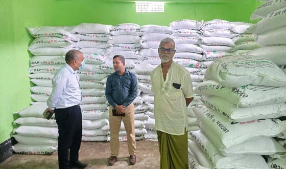 শৈলকুপায় অবৈধ সার মজুদকারীর কাছ থেকে জরিমানা আদায়