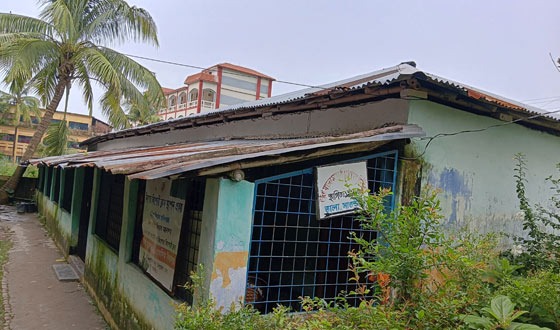 তালা মডেল প্রাথমিক বিদ্যালয়: ২৮ বছরেও নেই স্থায়ী ভবন