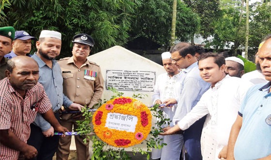 চিতলমারীতে জুলাই আন্দোলনের দুই শহীদের কবরে পুষ্পস্তবক অর্পণ