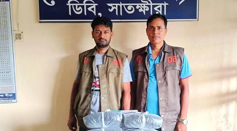 সাতক্ষীরায় ডিবি পুলিশের অভিযানে ৬ কেজি গাঁজা উদ্ধার