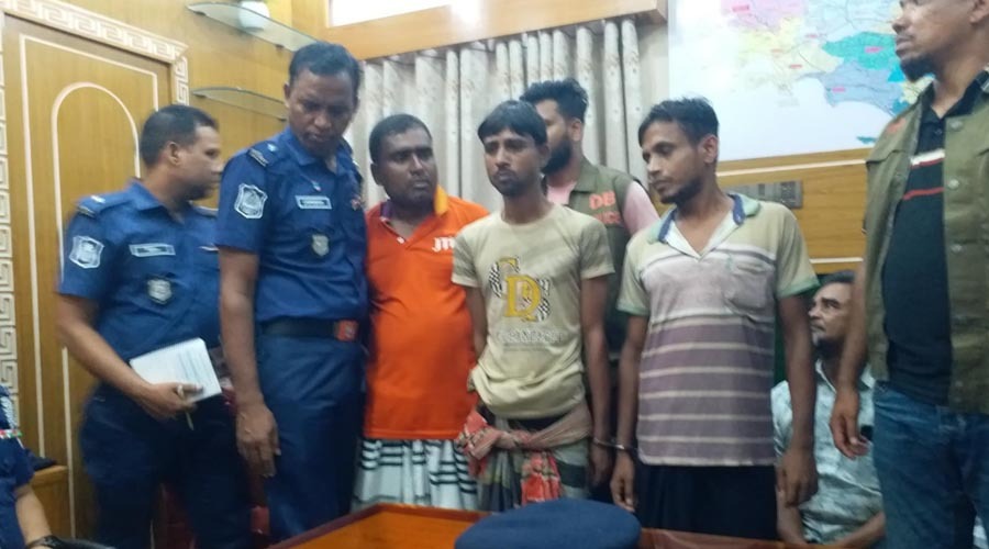 দৌলতপুরে ডাকাতির সাথে জড়িত থাকার অভিযোগে আটক ৩