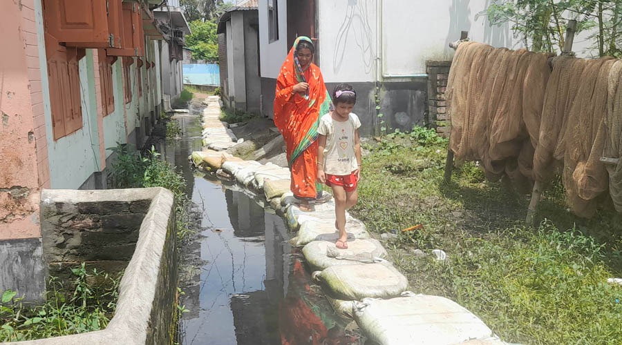সুজানগরে রাস্তার অভাবে পৌরবাসীর দুর্ভোগ