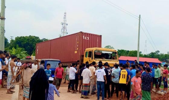 গজারিয়ায় গাড়ির ধাক্কায় দেয়াল ধসে দুই শিক্ষার্থী গুরতর আহত