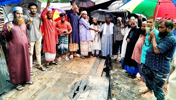 অগ্নিকান্ডে নিঃস্ব পরিবারকে জামায়াতের আর্থিক সহায়তা প্রদান