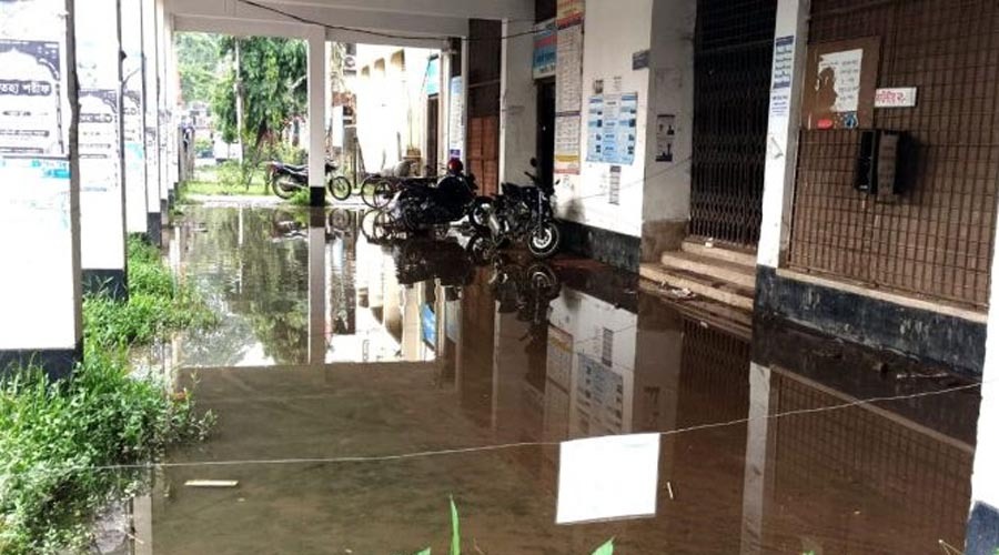 ঝিনাইদহ পৌরসভায় দীর্ঘমেয়াদী জলাবদ্ধতায় ক্ষোভে ফুঁসছে মানুষ