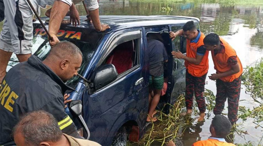 বেগমগঞ্জে মাইক্রোবাস খালে পড়ে একই পরিবারের ৭ জন নিহত, চালকের বিরুদ্ধে মামলা