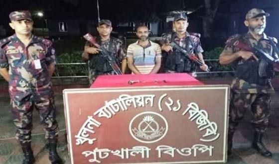 বেনাপোলে বিদেশি পিস্তল-গুলিসহ অস্ত্র ব্যবসায়ী আটক