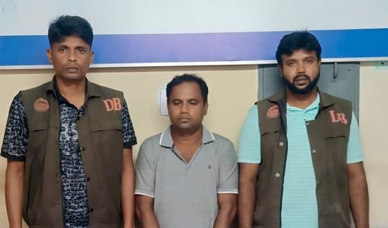 বগুড়ায় প্রতারক চক্রের দুই সদস্যকে গ্রেপ্তার করেছে ডিবি