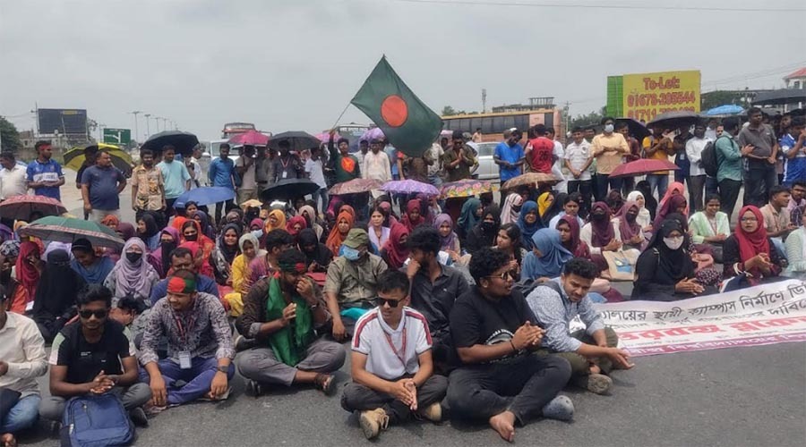 অবরোধ তুলে নিলো রবীন্দ্র বিশ্ববিদ্যালয়ের শিক্ষার্থীরা, যান চলাচল স্বাভাবিক